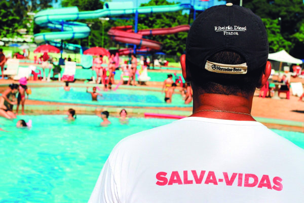A obrigatoriedade de guarda-vidas em clubes é regulamentada pela Lei nº 3.115/96 **Divulgação