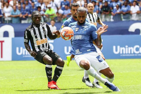 Dedé cometeu pênalti em Chará, resultando na sua expulsão e no empate do rival ** Divulgação 