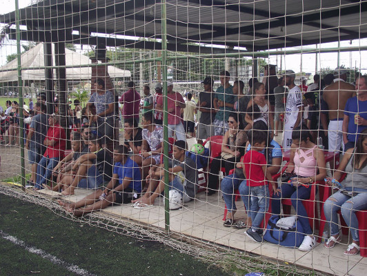 Público acompanha a disputa no Arena Club ** Gazeta do Triângulo 