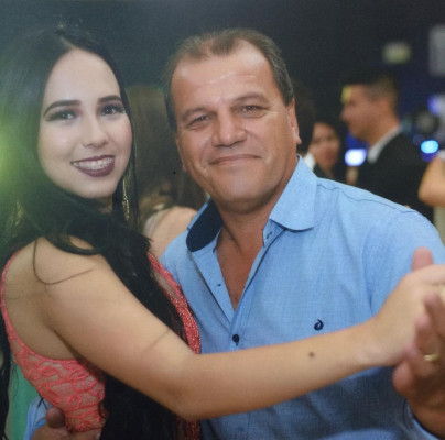 Gabriela Lacerda fez 18 anos no dia 17 recebendo cumprimentos de toda a família, em especial do avô Rudi Lacerda, com ela na foto
