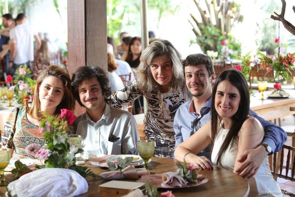 Festejos para a queridíssima e energizante Lia Campos que na segunda-feira, 28, estreou idade nova cercada pelo carinho dos filhos Gabriel Campos e Ana Laura Campos, da nora Ana Clara Côrtes e do genro Murilo Gomes. Felicidades!
