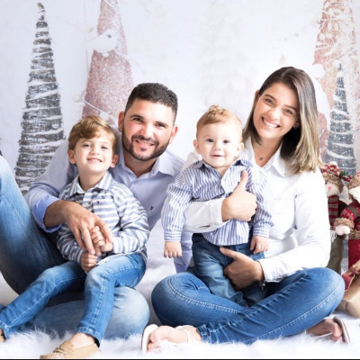 Higor Marllon Silva Honorato, aniversariante do dia 3, com a esposa Gleice e os filhos Davi e Teho Honorato