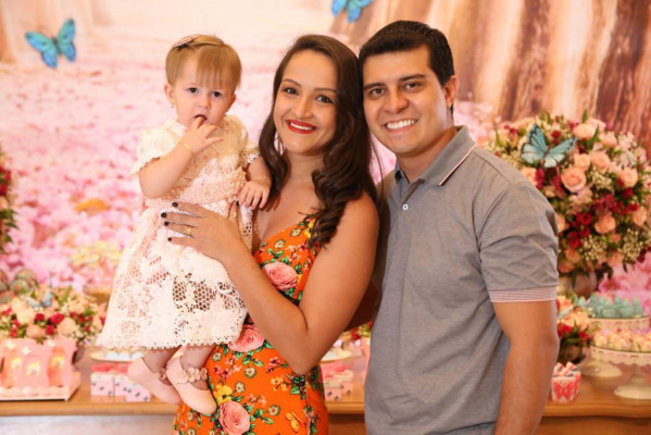 Letícia Barbosa Martins Rodrigues, dia 27. Na foto, com Roberto Dias Simões e a sobrinha Iamani Martins