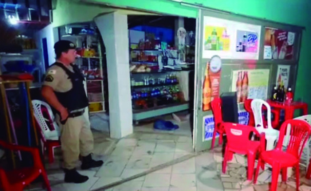 Vítima foi surpreendida pelos criminosos em seu estabelecimento, por volta de 23h