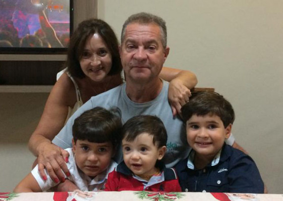  Parabéns ao aniversariante Luiz Eustáquio de Jesus (Luiz Katraca) ao lado da esposa Márcia Eliane Guimarães de Jesus e os netos Artur, Gabriel e Théo. 27/1