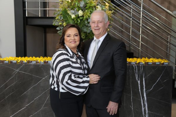 Orlando Pereira de Faria aniversariante ao lado de sua esposa Maria Elza de Faria. 11/1