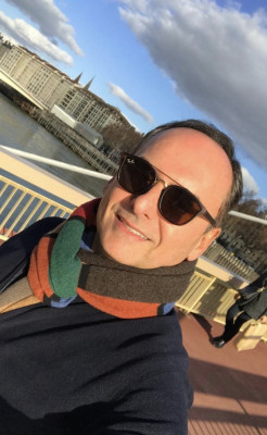 E quem está em Lyon, uma das cidades mais bonitas da França e centro gastronômico francês, é o querido Renato Aguiar. Referência nacional quando o assunto é festa, o top designer está de temporada por lá para conhecer em primeira mão as novas tendências da gastronomia francesa, bem como para uma imersão no idioma francês, que por sinal, pronuncia fluentemente. Bom voyage!