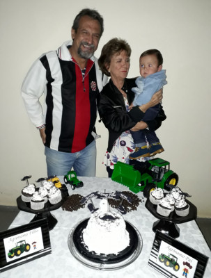 Vera Lúcia de Melo Brito aniversariante do dia 9 ao lado do esposo Ernaldo e o neto Diogo Filho