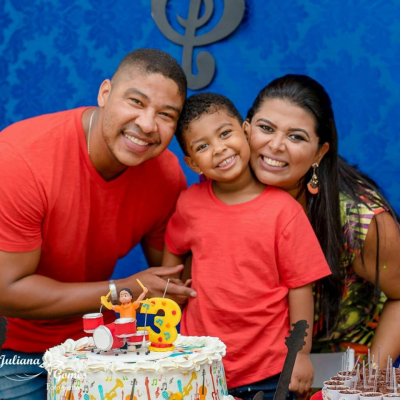 Viviane Santos dias aniversariante ao lado do esposo Rodrigo e do filho Bernardo. 12/1