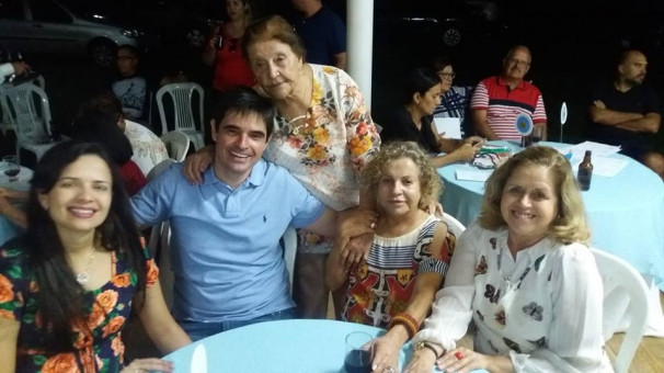 Camila, Fabrício, eu, Lenora e a vovó de Fabrício