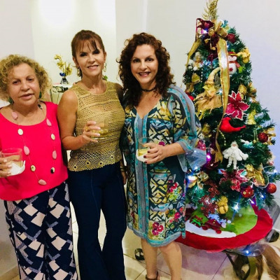 Foto 4 – Eu, Mônica e Paula Foto 5– Amigos reunidos com as cachorrinhas Lilith e Brisa