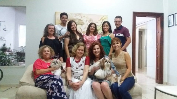 Amigos reunidos com as cachorrinhas Lilith e Brisa