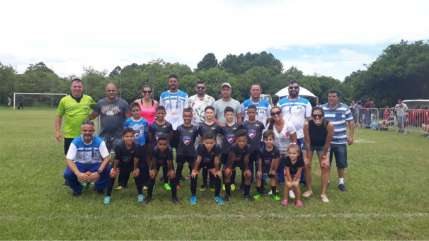 A equipe da escolinha de futebol Olé de Araguari