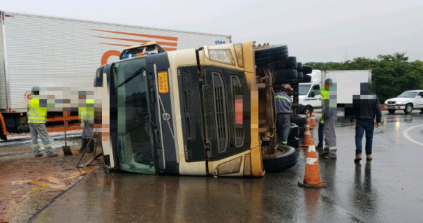 Caminhão teria sofrido uma pane no sistema de freios ** Divulgação 