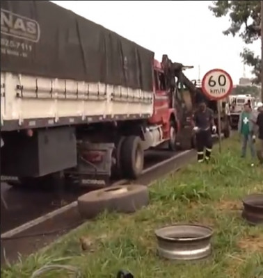 Carreta foi interceptada e apreendida pela PM ** TV Vitoriosa 