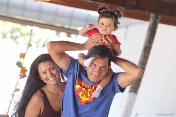 Gustavo Porto Peixoto aniversariante do dia 28 na foto com sua esposa Andressa e sua filha Antonela Porto 