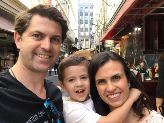 Kelly Ribeiro França Heaney com seu esposo Warwick e seu filho Liam. 3/2