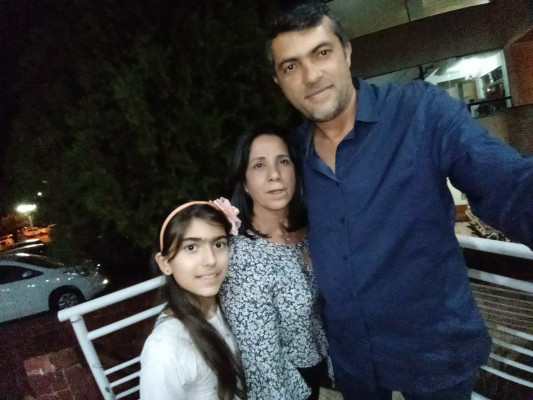 Marcelo Rodrigues de Souza, aniversariante do dia 21. Na foto, ao lado da família 