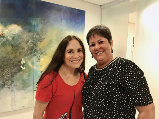 Deleire Salomão em noite teatral ao lado da estrelada atriz Regina Duarte