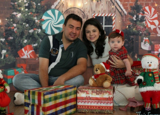 Nathalya Alves de Oliveira aniversariante do dia 24 na foto com esposo Rodrigo e sua filha 