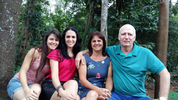 Renata R. da Silva Ramos aniversariante ao lado da irmã Luciana e os pais Silvânia Willer esta jovem e Geógrafa  e bailarina do Arabesque e tem um projeto na casa da Cultura de ballet que se chama ; Ser dançante. 3/2