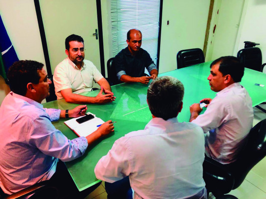 Esteve reunido o presidente da Câmara Municipal de Araguari Wesley Lucas de Mendonça (PPS), o vereador Paulo do Vale (PV), o presidente da Casa Legislativa de Uberlândia Hélio Ferraz Baiano (PSDB) e demais vereadores, dentre eles, Felipe Felps (PSB) atual presidente da Comissão de Meio Ambiente