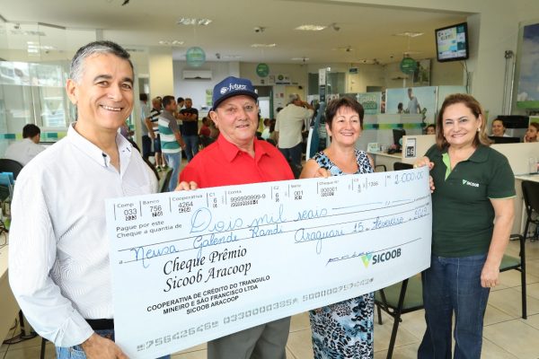 Representantes do SicoobAracoop promoveram a entrega da premiação a associada Neusa GalendeRandi