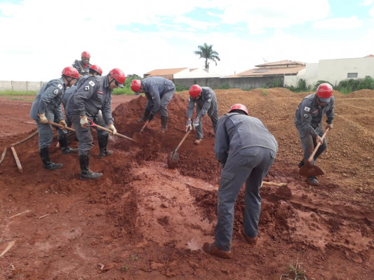 Militares estão sendo preparados para trabalhar na retirada de corpos