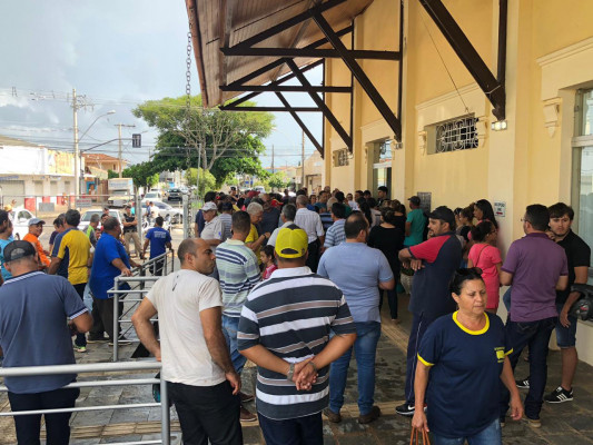 Motoristas se reuniram na secretaria de Educação para cobrar informações sobre o serviço de transporte escolar para o ano letivo de 2019 