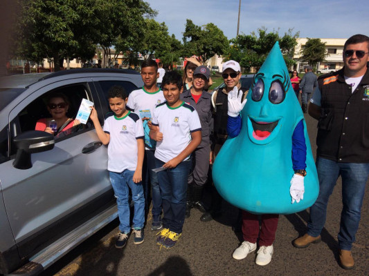 Blitz educativa sobre preservação da água é realizada na cidade