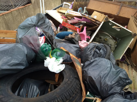 Durante a ação, foram retiradas das residências, lotes e terrenos baldios, em torno de 30 toneladas de materiais inservíveis 