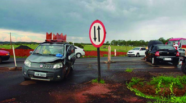 Colisão deixou três pessoas feridas ** Divulgação 