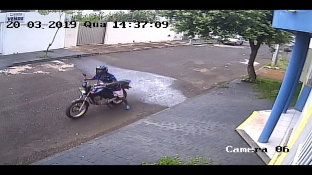 Câmera de segurança registra furto de veículo na região central da cidade ** Divulgação 