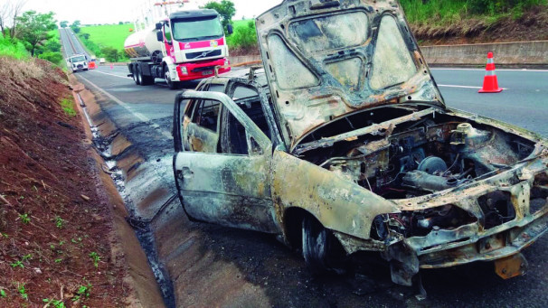 Automóvel ficou destruído após incêndio