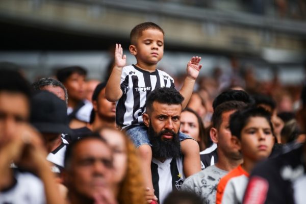Pequeno Arthur, de apenas quatro anos, flagrado pelo fotógrafo Bruno Cantini, domingo no clássico Galo x Coelho ** Divulgação 