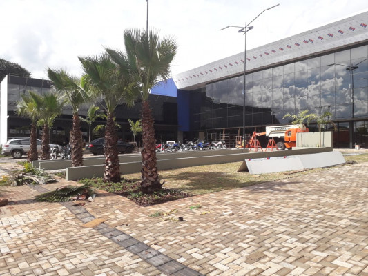 Na tarde dessa sexta-feira funcionários trabalhavam no local para os últimos preparativos 