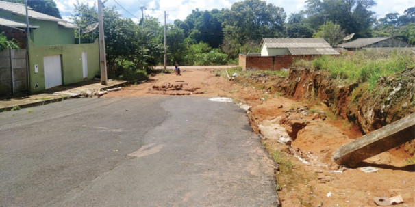 Uma galeria aberta na rua Abolição coloca em risco a segurança de populares e animais que circulam pelo local 