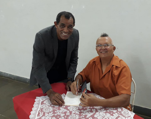 Autografando para o presidente da Academia Edmar César