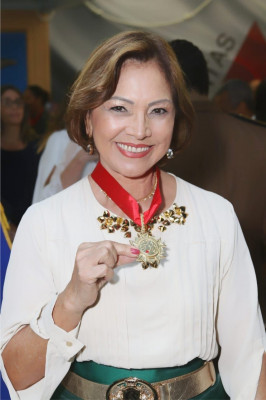  Agraciada com o significativo colar “Mulheres da Inconfidência Mineira” Marlene Sardinha emocionada e grata pela distinção