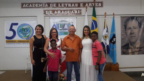 Aqui, ao lado de familiares