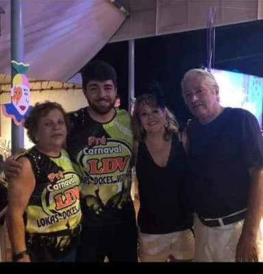 Deixando na Capital Federal os problemas do Congresso Nacional, o deputado Zé Vítor fez um pit stop para o clique, ao lado dessa colunista, de Carmen Lúcia Aguiar Tavares e de Orlando Spotto