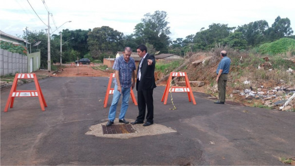 O prefeito, o secretário de Obras e o vereador Giuliano  Rodrigues estiveram no local para verificar o problema enfrentado pela população 