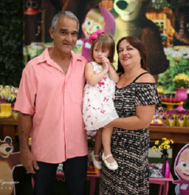 Antônio Rodrigues Martins (Areia Martins), aniversariante de hoje, coma a esposa Luciana e a netinha Iamani 