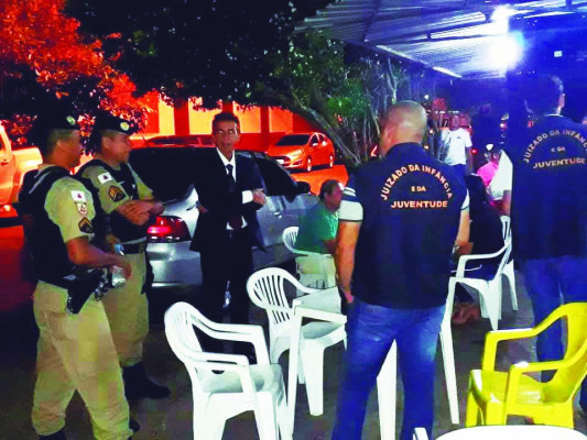 Equipe realiza abordagens no sentido de orientar os adolescentes quanto o consumo de bebidas alcoólicas e drogas