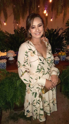 A Design de Interiores Josiane Resende durante evento social no final de semana