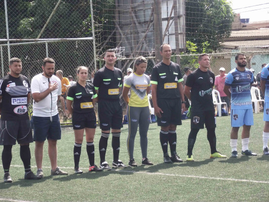Arbitragem e atletas durante a execução do Hino Nacional Brasileiro