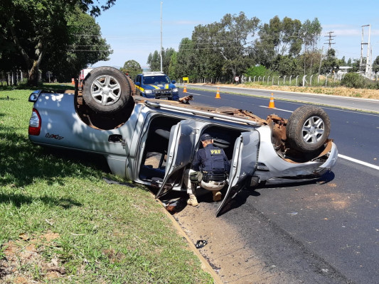 Veículo capotou na altura do km 244