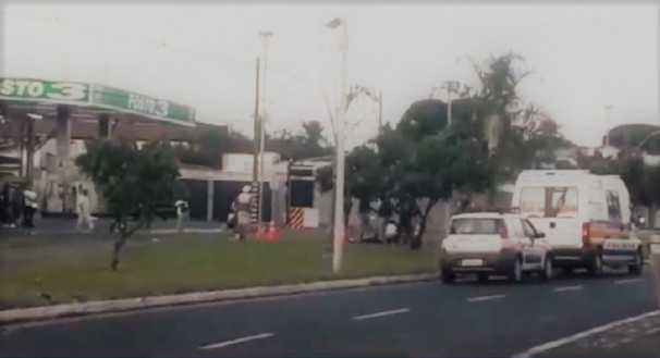 Jovem foi morto no canteiro central da avenida Theodolino ** Divulgação 