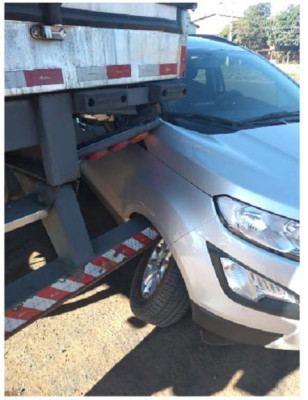 Caminhão e veículo de passeio se envolveram em colisão na LMG-748 ** Divulgação