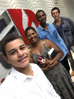 Fábio Eduardo Vieira da Silva aniversariante de hoje na foto com sua Irmã Rita de Cássia do cunhado Elismar e seu sobrinho Matheus  